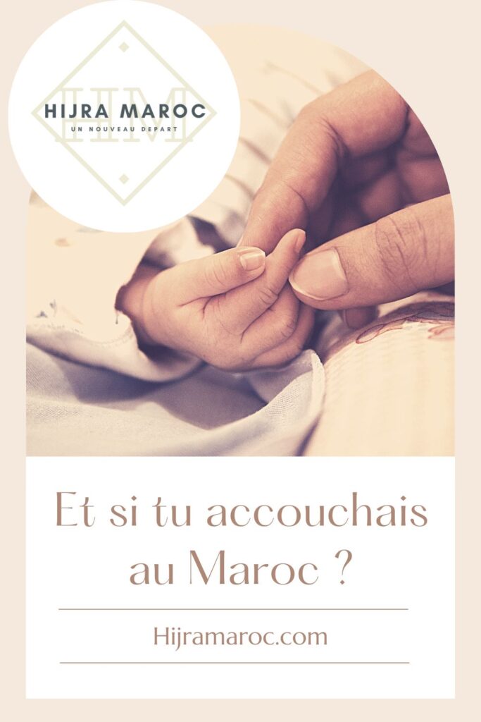 Et si tu accouchais au Maroc ? L'image représente la main d'un nouveau-né et de sa maman.